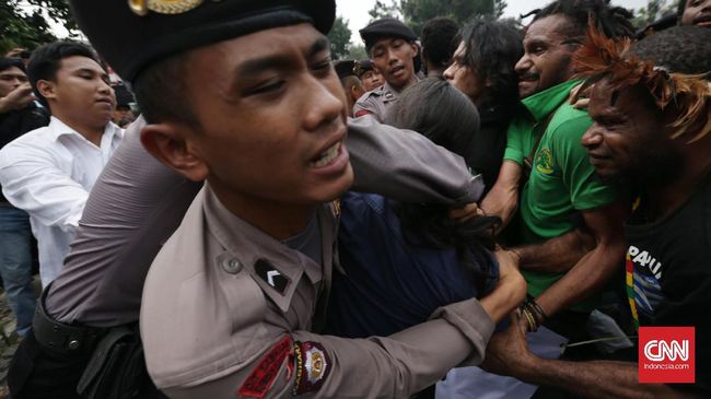 Direktur LBH Papua, Emanuel Gobay mengatakan aparat kepolisian bertindak represif kepada massa aksi dari KNPB yang berencana demonstrasi di Jayapura.