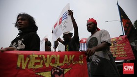 Polisi Adang Demo Mahasiswa Papua Tuntut Penutupan Freeport