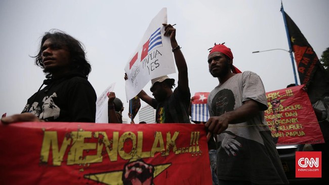Massa dari organisasi Free West Papua dan Aliansi Mahasiswa Papua mengusung tuntutan penutupan PT Freeport dan hak masyarakat Papua menentukan nasib sendiri.