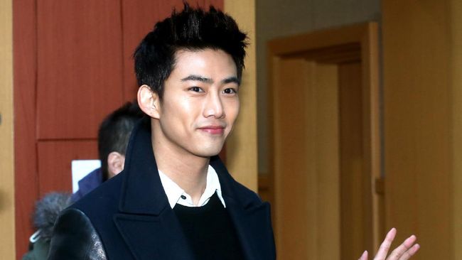 This picture taken on February 27, 2013 shows South Korea boy band 2PM member Taecyeon attending his orientation for graduate school where he will be studying from March, in Seoul. JYP Entertainment announced on February 26 that Taecyeon has been accepted to the Department of International Studies at Korea University's Graduate School of International Studies, according to local media.   REPUBLIC OF KOREA OUT - JAPAN OUT  AFP PHOTO/STARNEWS / AFP PHOTO / Starnews / Starnews