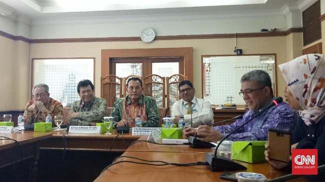 Komisi Nasional Ikutan Pasca Imunisasi (Komnas KIPI) mengaungkap KIPI AstraZeneca di Indonesia lebih banyak ditemukan pada warga usia di bawah 60 tahun.