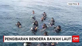Puluhan Penyelam Lakukan Upacara Bendera di Bawah Laut