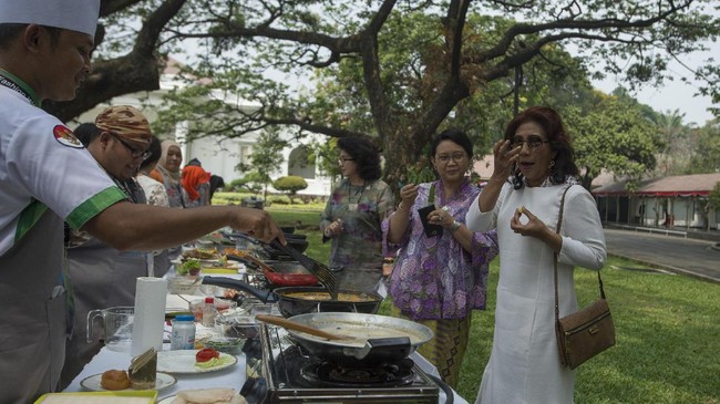 Menteri KP Susi Pudjiastuti membanggakan jargon 'Tidak makan ikan, saya tenggelamkan'. Jargon itu di medsos diharapkan berimbas pada konsumsi ikan.