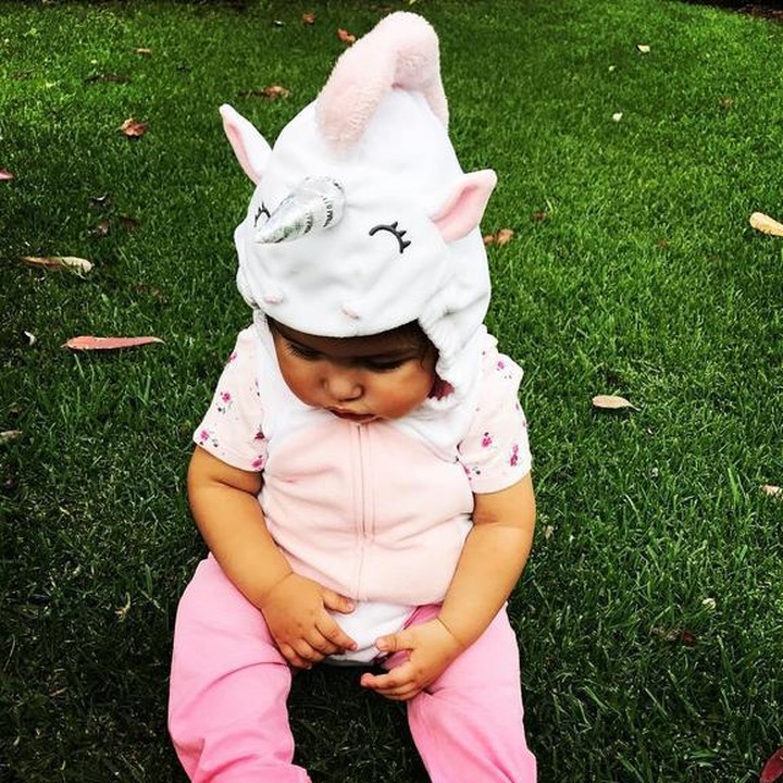 <div dir="ltr" style="color: rgb(34, 34, 34); font-family: arial, sans-serif; font-size: 12.8px;">Bayi unicorn ini sedang cari apa, kok nunduk? (Foto: Instagram @victorialv9)</div>