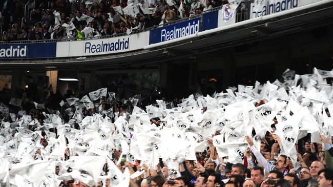 Fans Real Madrid dan Osasuna terlibat bentrok di luar Stadion de La Cartuja jelang laga final Copa Del Rey 2023, Minggu (7/5) dini hari WIB.