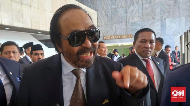 Surya Paloh menilai komunikasi politik antara koalisi dan oposisi wajar dilakukan. Dia berkomentar terkait pertemuan tertutup Prabowo dan Luhut Pandjaitan.