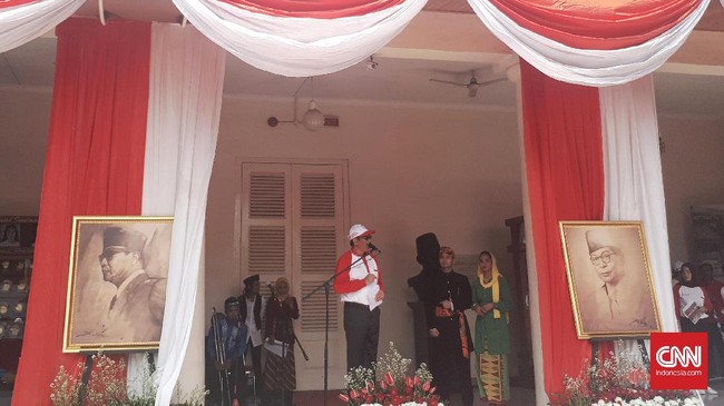 Djarot sempat menyindir budaya saling olok, mengujarkan kebencian, dan budaya korupsi yang belakangan banyak dilakukan masyarakat Indonesia.