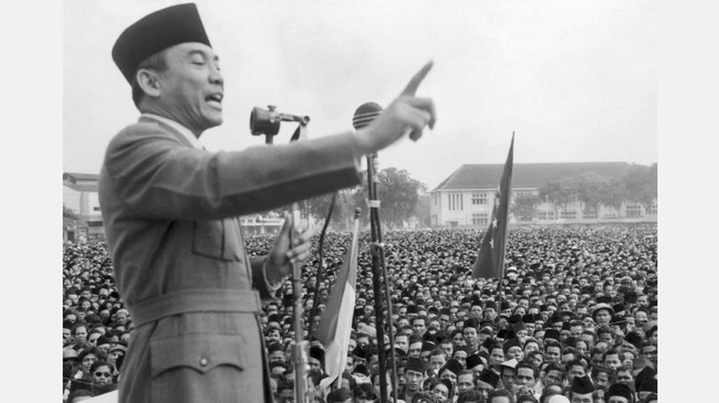Leader of the Indonesian National Party Achmed Sukarno (1902-70) addresses a rally of 200,000 people in Macassar, demanding independence from the Netherlands in an undated photo. Sukarno was Indonesia's first president (1945-66) when Indonesia was granted independence in 1945. / AFP PHOTO