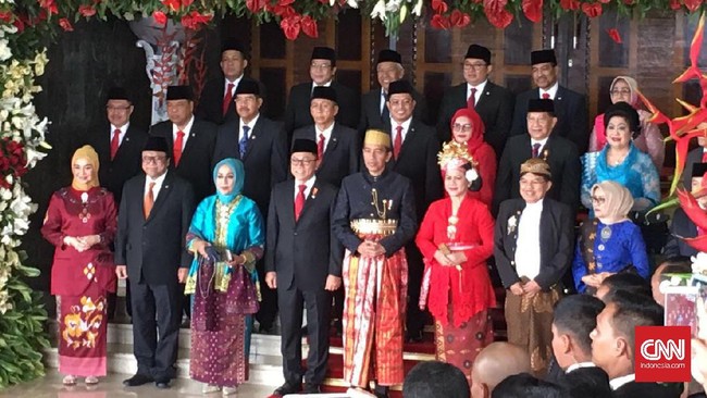 Jokowi dan JK kompak bertukar pakaian adat asal daerah masing-masing. Jokowi mengenakan pakaian khas Makassar, sedangkan JK mengenakan pakaian adat Jawa.