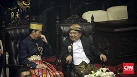 Simbol Kebinekaan di Balik Pertukaran Baju Adat Jokowi-JK