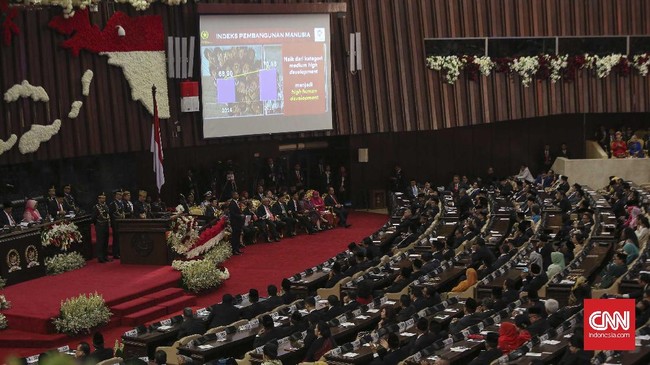 Ratusan personel TNI/Polri beserta puluhan kendaraan taktis ditempatkan sekitar gedung MPR/DPR, jelang Sidang Tahunan MPR pagi ini.