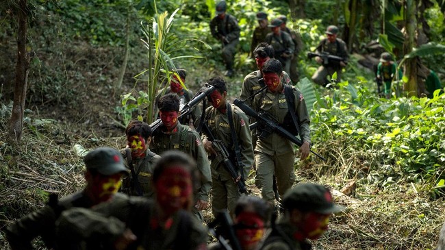 Pemberontak komunis Maois, New People's Army (NPA), menyerang tim patroli militer Filipina di Pulau Samar hingga menewaskan 6 tentara dan melukai 20 orang.