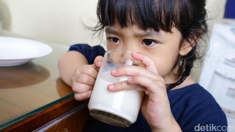 Ketika Anak Keracunan Makanan, Bisakah Diatasi dengan Susu? Konon susu bisa membantu saat anak mengalami keracunan makanan. Benarkah?