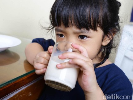 Pertimbangan Saat Memilih Susu Bubuk atau Cair untuk Anak