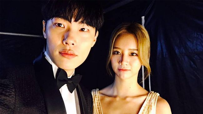 Dua bintang serial drama populer 'Reply 1988,' Ryu Jung Yeol dan Hyeri terpergok tengah berpacaran di pinggir danau.