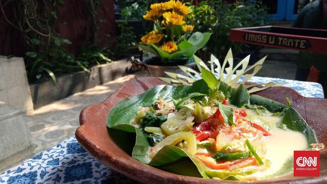 Lara Djonggrang meracik berbagai makanan khas Indonesia yang nikmat. Salah satunya, sayur genjer kacang hitam yang punya 'sejarah' dengan Indonesia.