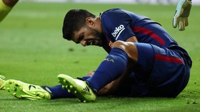 Luis Suarez Cedera Sebulan, Barcelona Makin Krisis