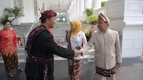 Menpora Kenakan Pakaian Sakera di Istana Negara