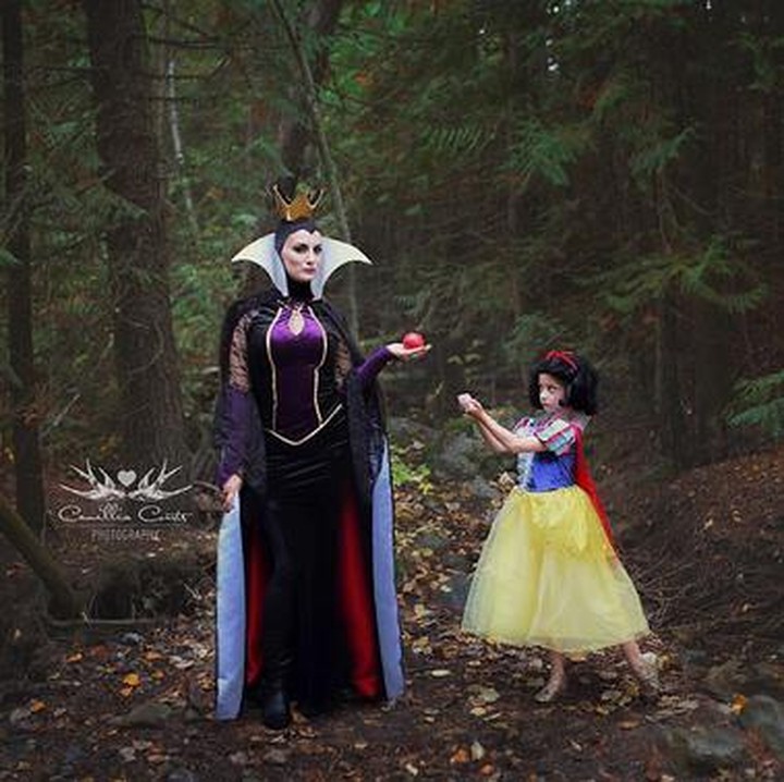 <span style="color: #222222; font-family: arial, sans-serif; font-size: 12.8px;">Apel di tangan Evil Queen, mau dikasih ke Snow White cilik ya? (Foto: Instagram/ @disneyinspiredphoto)</span>