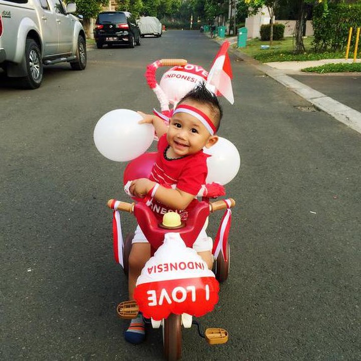 Ya ampun, sepeda dan si kecil sama-sama lucu. (Foto: Instagram @rfardhan_tian)
