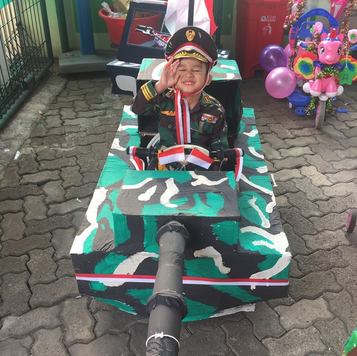 Hormat, Pak! Sepeda pun dihias menjadi tank. (Foto: Instagram @audreypetriny)