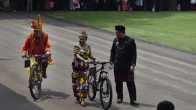 Baju Perang Yasonna dan Kegagahan OSO Berhadiah Sepeda