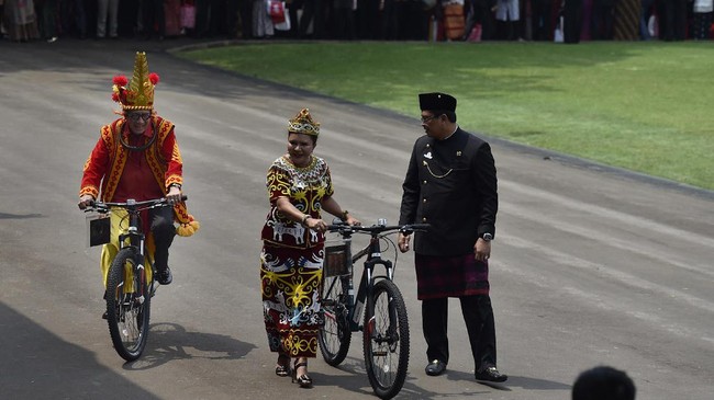 Menteri Hukum dan HAM Yasonna Laoly dan Ketua DPD Oesman Sapta Odang mendapat hadiah sepeda dari Presiden Jokowi. Hadiah tersebut terasa bermakna.