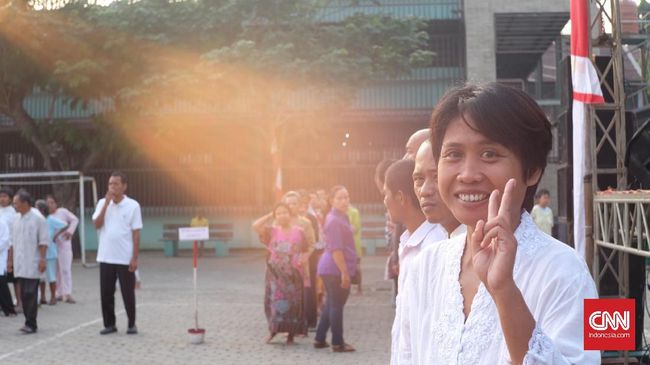 Putri masuk pusat rehabilitasi orang dengan gangguan jiwa Yayasan Galuh, Bekasi sejak tujuh bulan lalu. Kini, ia menunaikan tugasnya pengibar bendera HUT RI.