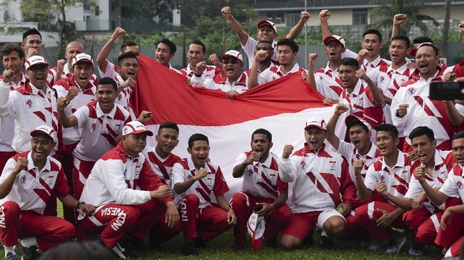 Pelatih Timnas Indonesia U-22, Luis Milla, mengikuti upacara bendera yang dilakukan skuat Garuda Muda jelang melawan Filipina malam nanti.