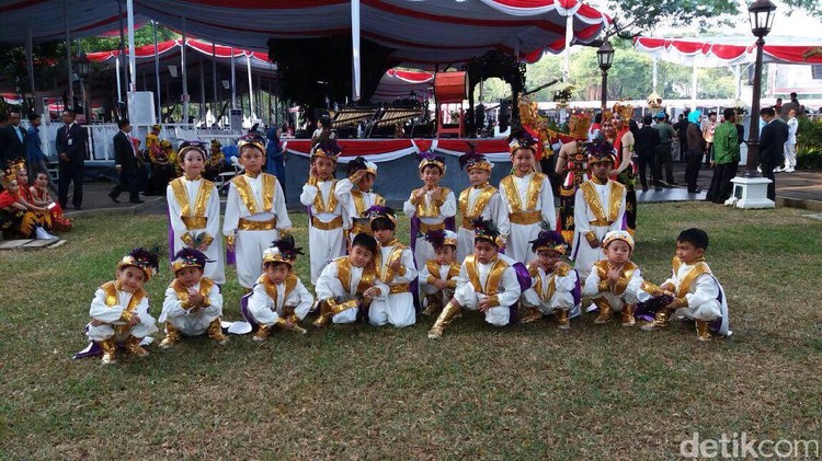 Ketika anak kita menampilkan kebolehannya di acara penting di Istana Negara, tentu bangga banget ya, Bun.