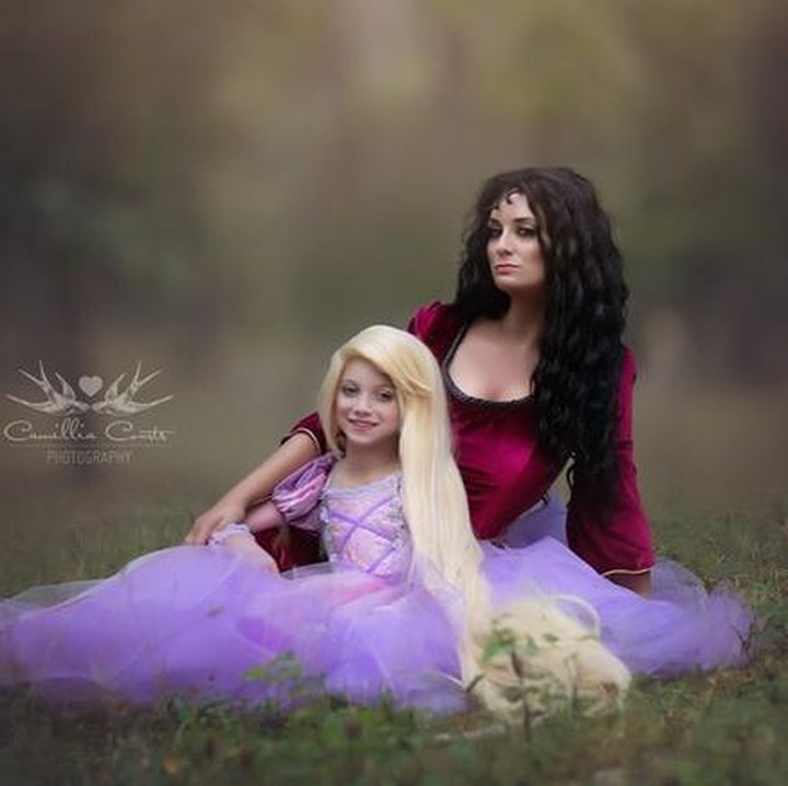 <div style="color: #222222; font-family: arial, sans-serif; font-size: 12.8px;">Keakraban Mother Gothel dan Rapunzel. (Foto: Instagram/ @disneyinspiredphoto)</div><div> </div>