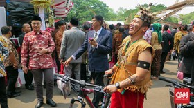 Jokowi Beri Sepeda untuk Pakaian Adat Terbaik di HUT ke-72 RI