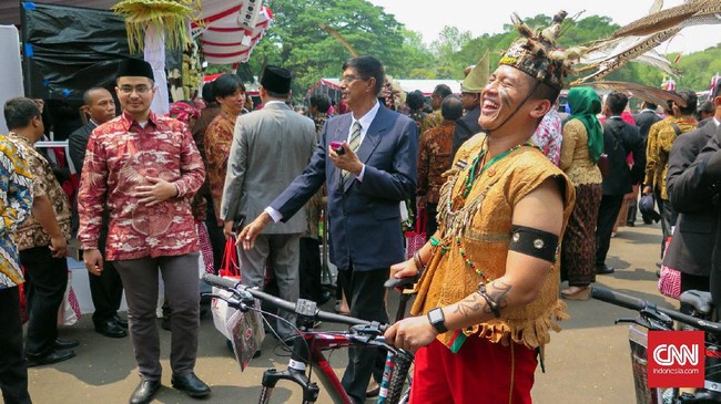 Lima tokoh mendapat hadiah sepeda dari Jokowi karena dinilai mengenakan pakaian adat terbaik dalam peringatan HUT ke-72 RI di Istana Negara, Kamis (17/8).