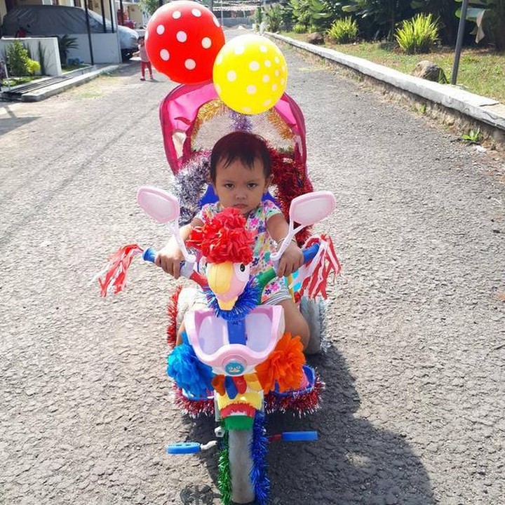 Gemasnya melihat si kecil ini menaiki sepeda hiasnya. (Foto: Instagram @septiani.tian)