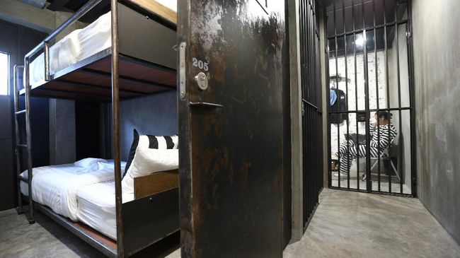 Hostel bisa jadi pilihan untuk menginap dalam perjalanan wisata. Harganya lebih murah dari hotel, tapi ada beberapa hal yang perlu diperhatikan.