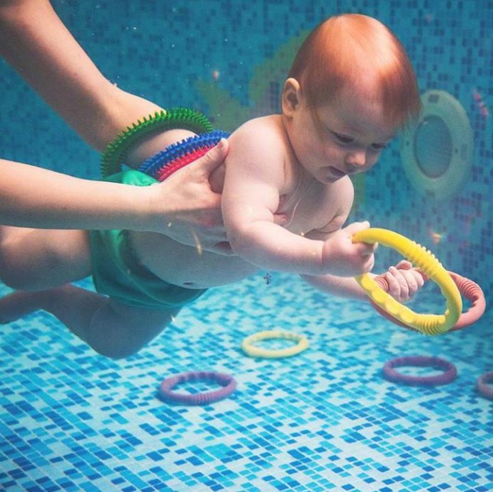 <span style="color: #222222; font-family: arial, sans-serif; font-size: 12.8px;"> Keasyikan main, eh anak ini jadi lupa kalau lagi di dalam air. (Instagram: @marinabogumil)</span>