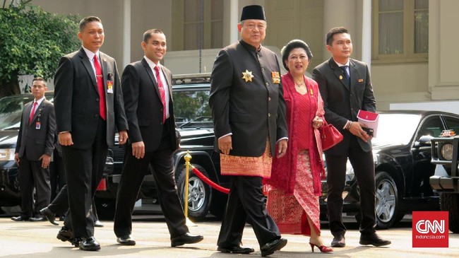 Presiden keenam Indonesia Susilo Bambang Yudhoyono menghadiri peringatan Ulang Tahun ke-72 Kemerdekaan Indonesia bersama keluarga dengan pakaian adat Palembang.