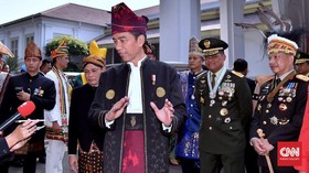 Jelang Penurunan Bendera, Jokowi Sapa Warga di Luar Istana