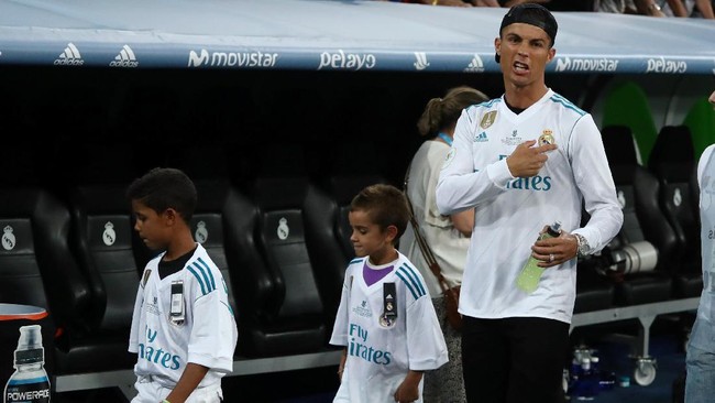 Bintang Real Madrid Cristiano Ronaldo menganggap dirinya sebagai korban persekusi setelah mendapat sanksi larangan lima pertandingan dari RFEF.