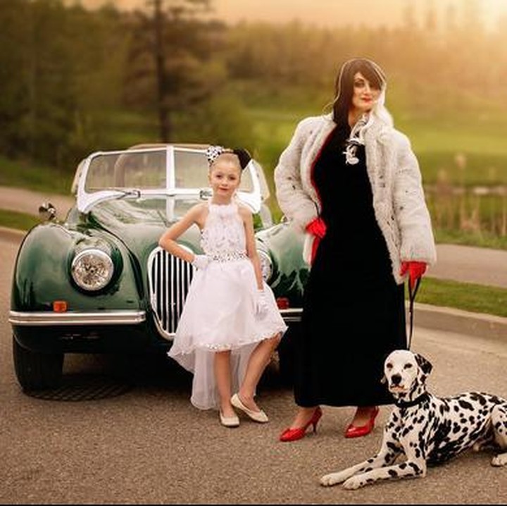 <span style="color: #222222; font-family: arial, sans-serif; font-size: 12.8px;">Agak berbeda, Camilia jadi Cruella de Vil bareng Layla, plus anjing dalmatian di depan mobil kebanggannya. Keren nggak? (Foto: Instagram/ @disneyinspiredphoto)</span>