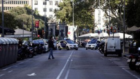 Polisi Buru Sopir Van Penabrak Kerumunan Orang di Barcelona