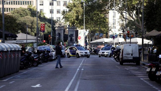 Polisi Buru Sopir Van Penabrak Kerumunan Orang di Barcelona Polisi menangkap dua orang terduga teroris di dua kota Alcanar dan Ripoll, tapi keduanya bukanlah sopir van yang menabrak kerumunan orang di Las Ramblas.