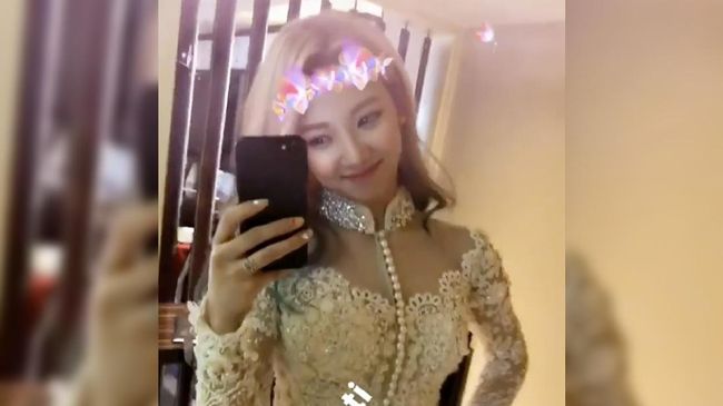 Hyoyeon pamer tengah memakai kebaya di akun instagramnya. Melihat Hyoyeon berkebaya, netizen pun langsung memuji kecantikan personel SNSD itu.