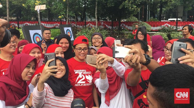 Bersama para stafnya, Sri Mulyani merayakan hari kemerdekaan dengan ikut serta dalam beragam pertandingan olahraga, mulai dari voli hingga panahan. 