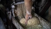 FOTO: Hong Kong, Tanah Sejuta Helai Mi Bukan hanya jadi makanan paling populer dan murah di Hong Kong, semangkuk mi juga bisa menjelaskan sejarah penjajahan di kota pelabuhan tersebut.