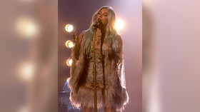 Ke$ha Pakai Gaun Buatan Desainer Indonesia Sebastian Gunawan