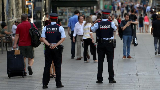 Polisi masih memburu pengemudi van maut di Barcelona. Namanya sudah diketahui dan dia diduga bagian dari sebuah sel teroris beranggotakan 12 orang.