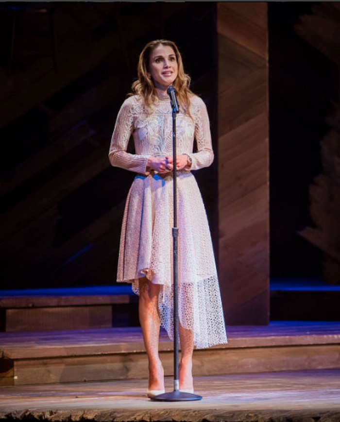 Gaun pastel yang feminin bisa tampil beda lewat detail berpotongan asimetris seperti penampilan Ratu Rania berikut. Foto: Dok. Instagram/Queen Rania Al Abdullah