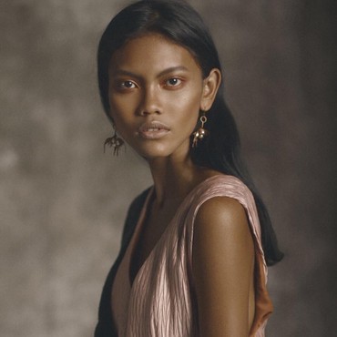 Ini Wanita Indonesia yang Catwalk di Paris Fashion Week sebelum Ariel Tatum