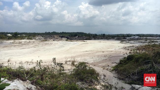 Penambangan ilegal di Bukit Menumbing, Bangka Barat, juga mengakibatkan bangunan bersejarah tempat pengasingan presiden pertara RI roboh
